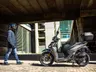 Voge SR16 4V en gris mate aparcado en un entorno urbano