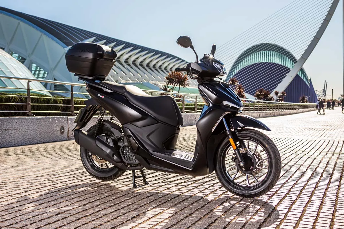 Voge SR16 4V en negro mate con baúl en la Ciudad de las Artes y las Ciencias