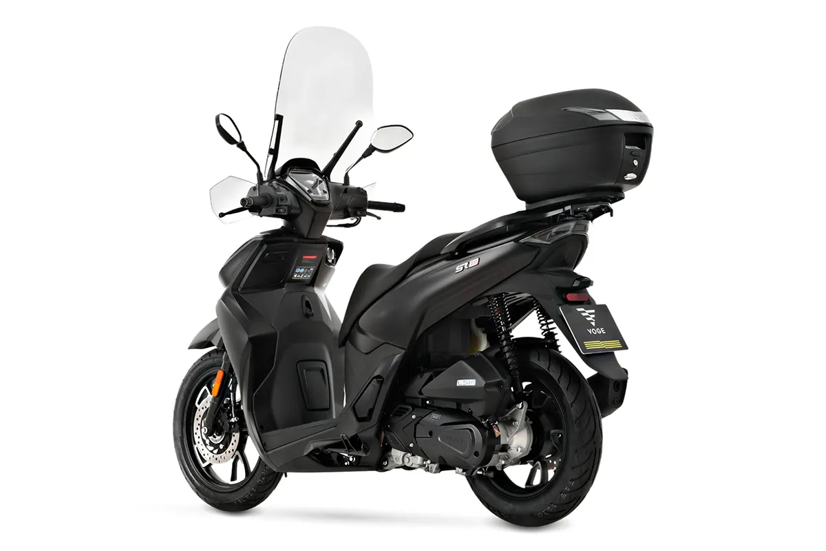 Voge SR16 4V en negro mate, vista tres cuartos trasera derecha