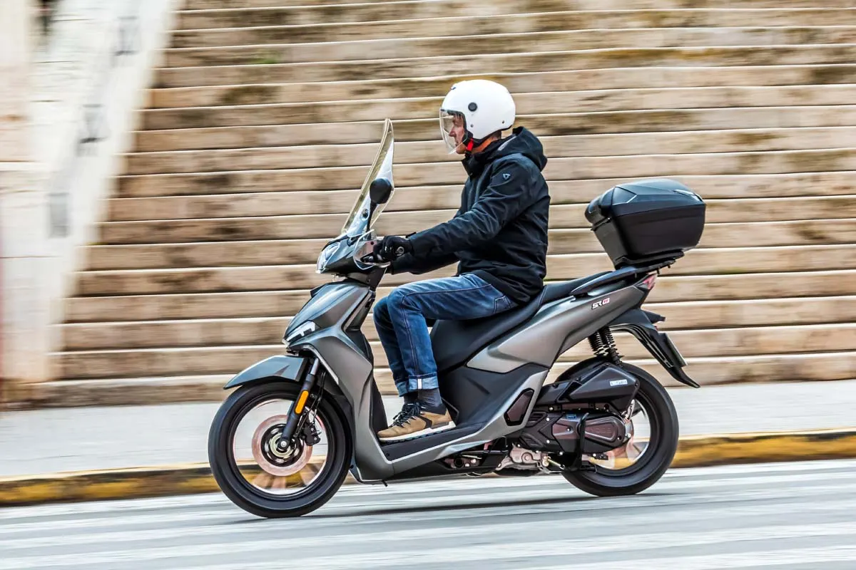 Voge SR16 4V en marcha por la ciudad