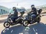 Dos Voge SR16 4V circulando con baúl de serie