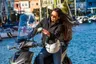 Conductora junto al Voge SR16 4V en el puerto, con parabrisas y paramanos