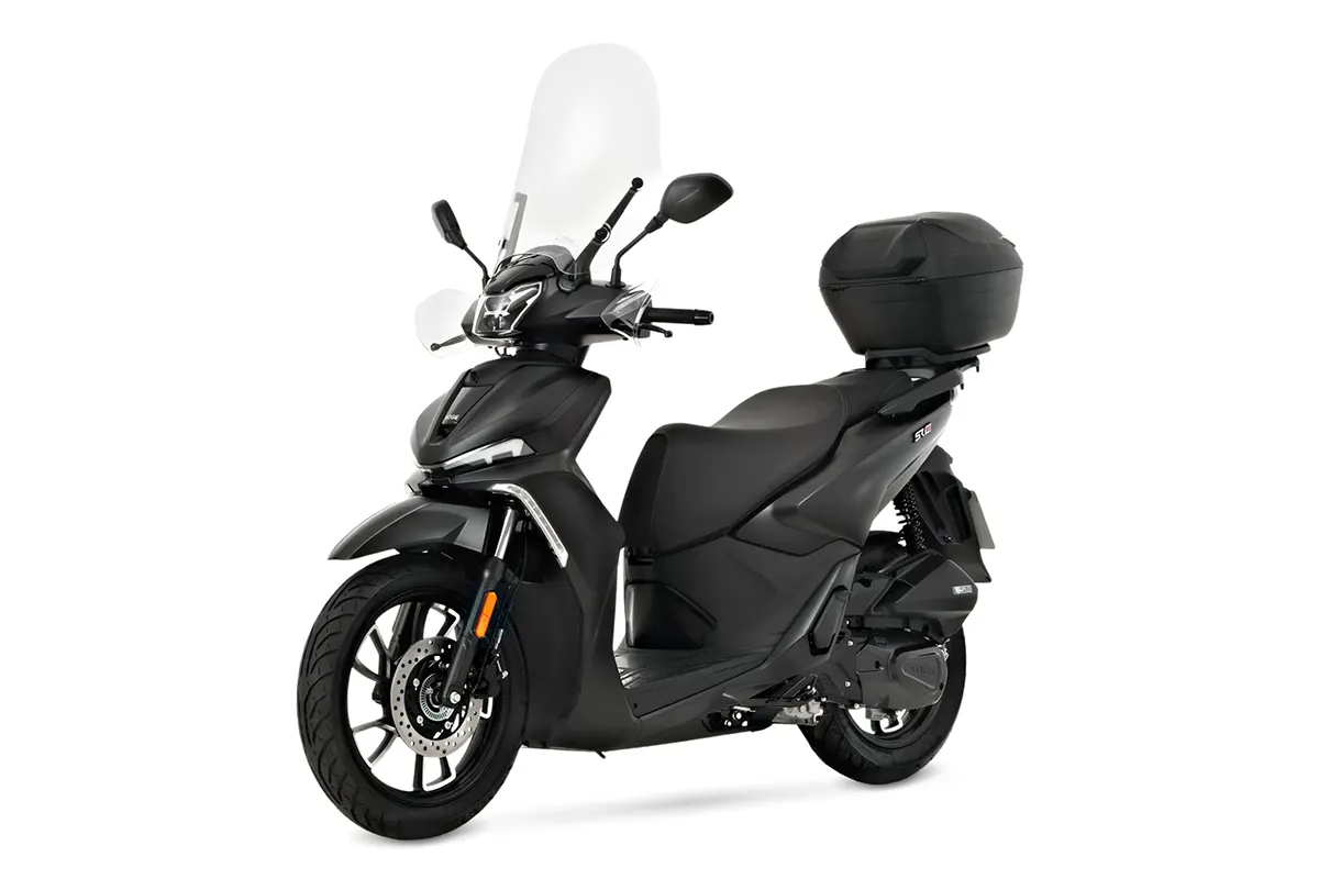 Voge SR16 4V en negro mate, vista tres cuartos delantera derecha