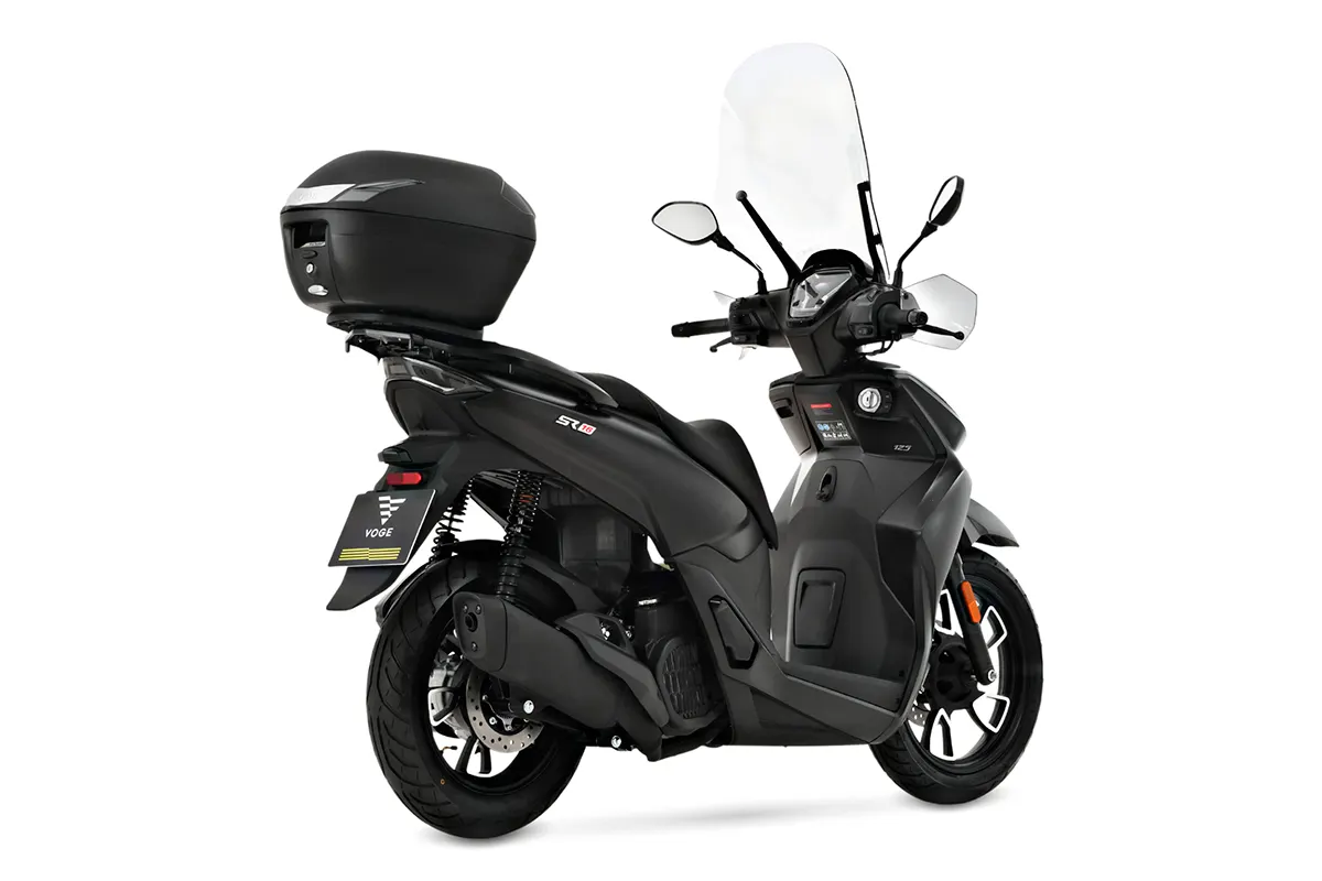 Voge SR16 4V en negro mate, vista tres cuartos trasera