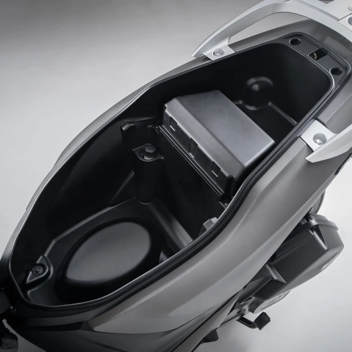 Hueco bajo el asiento con capacidad para un casco integral