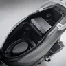 Hueco bajo el asiento con capacidad para un casco integral