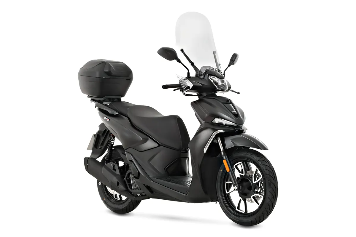 Voge SR16 4V en negro mate, vista tres cuartos delantera